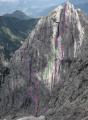 Die Kirchl Westwand in ihrer gesamten Höhe.<br />Mit der Kombination - Piazführe - Eidenschink Verbindungsführe (grün) Dülferführe - ergibt sich eine der längsten Kletterführen im Wilden Kaiser